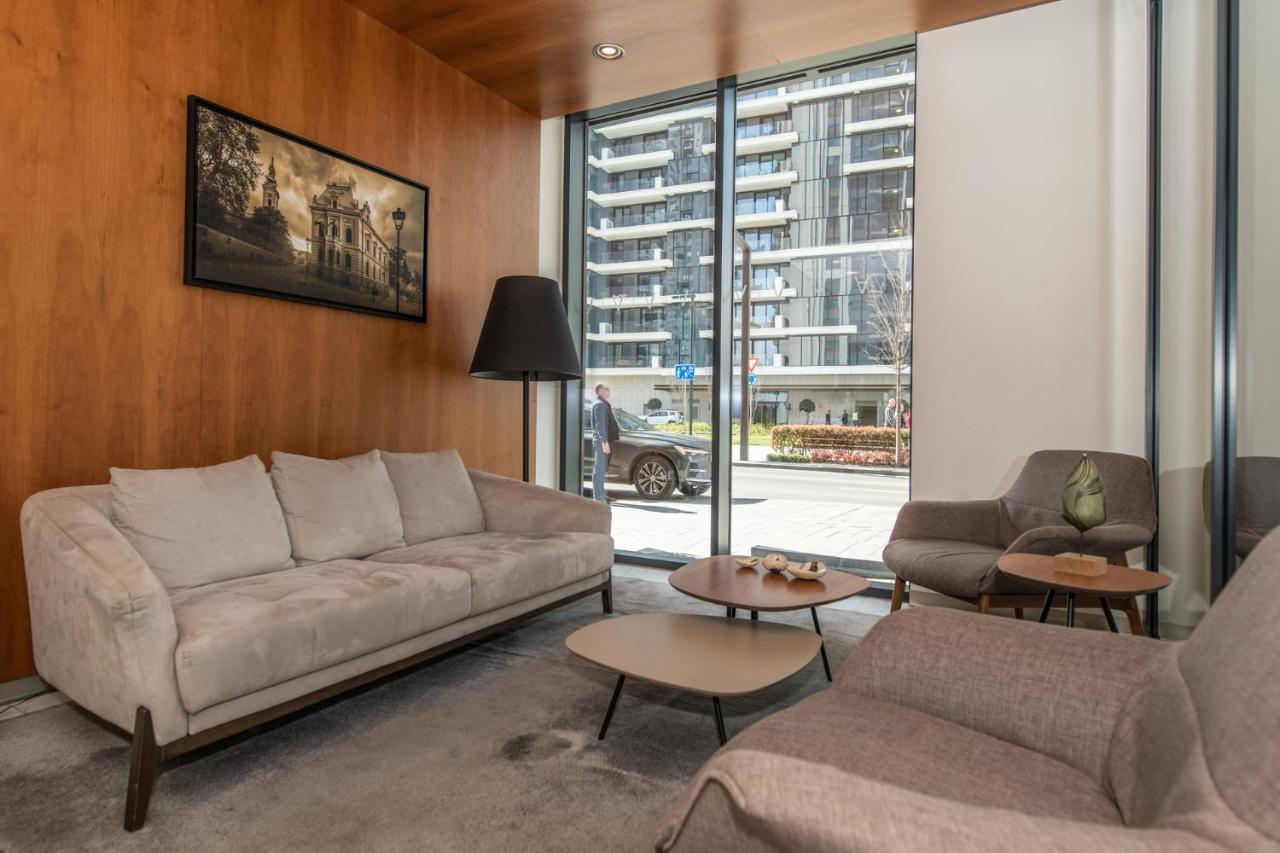 Modern In Waterfront Daire